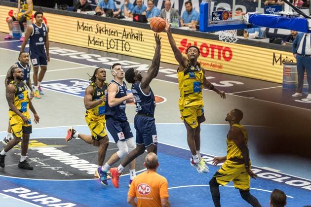 GER, easy-Credit Basketball-Bundesliga, Syntainics MBC - MHP Riesen Ludwigsburg. 02.11.2025, Stadthalle, Weißenfels, GER, easy-Credit Basketball-Bundesliga, Syntainics MBC - MHP Riesen Ludwigsburg. Khyri Thomas (Syntainics MBC, 0), Elijah Hughes (MHP Riesen Ludwigsburg, 7) Â Foto Alexander Trienitz Weißenfels Stadthalle Sachsen-Anhalt Deutschland