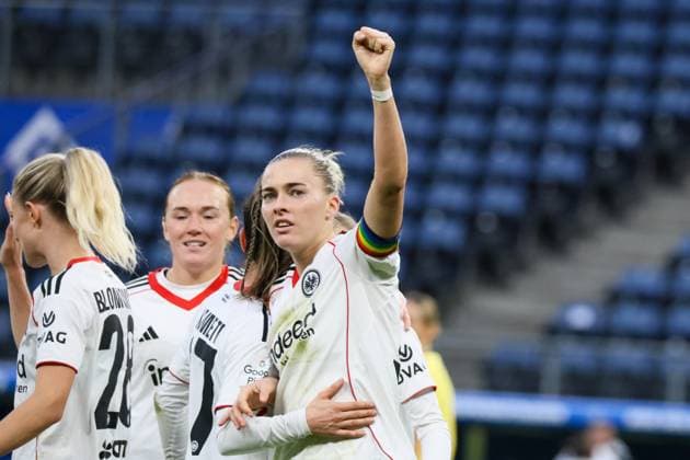 Hamburg, Deutschland 02. November 2025: 1. BL - Frauen - 2025 2026 - Hamburger SV vs. Eintracht Frankfurt Im Bild: v.li. die Zweite Torschützin Laura Freigang (Frankfurt) macht das Tor zum 3:0 für Frankfurt und jubelt DFB regulations prohibit any use of photographs as image sequences and or quasi-video Volksparkstadion Hamburg Copyright: xFotostandx xFantinix