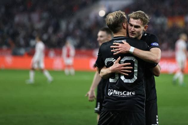 02.11.2025, Fussball, Herren, 3. Liga 13. Spieltag Saison 2025 2026: Rot-Weiss Essen - FC Schweinfurt 05 Von links: Torjubel durch Torschütze Johannes Geis (FC Schweinfurt 05, 30) und Jakob Tranziska (FC Schweinfurt 05, 17)