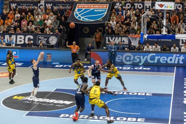 GER, easy-Credit Basketball-Bundesliga, Syntainics MBC - MHP Riesen Ludwigsburg. 02.11.2025, Stadthalle, Weißenfels, GER, easy-Credit Basketball-Bundesliga, Syntainics MBC - MHP Riesen Ludwigsburg. Perttu Blomgren (Syntainics MBC, 20) bei einem Freiwurf Â Foto Alexander Trienitz Weißenfels Stadthalle Sachsen-Anhalt Deutschland