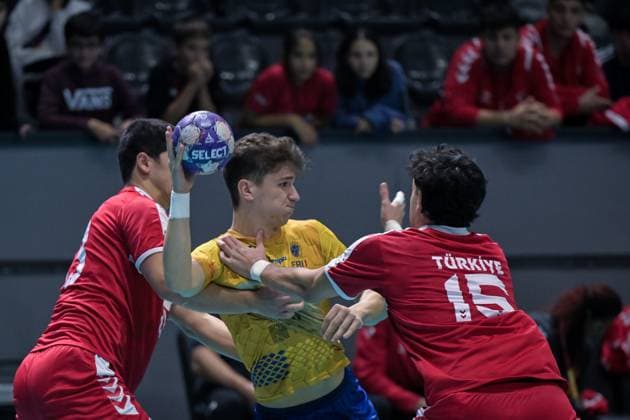 Romania v Turkiye - European Handball Championship Qualifiers ANKARA, TURKIYE - NOVEMBER 02: Andrei Stefan Alexandru Bucurica (21) of Romania in action during the Men s U-18 European Handball Championship Qualification Group A match between Romania and Turkiye at Prof. Dr. Yasar Sevim Handball Hall in Ankara, Turkiye on November 02, 2025. Mustafa Hatipoglu Anadolu Ankara Turkey. Editorial use only. Please get in touch for any other usage.  Copyright: x2025xAnadoluxMustafaxHatipoglux