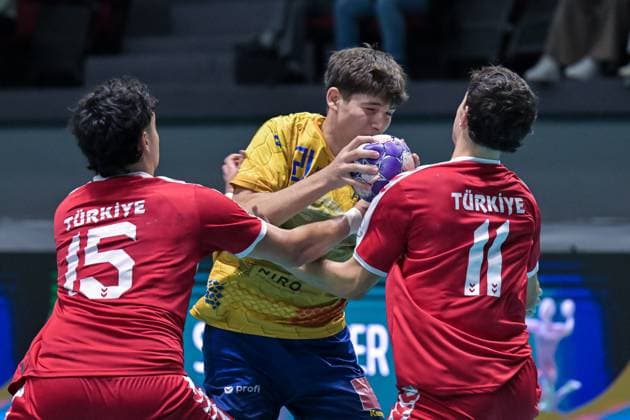 Romania v Turkiye - European Handball Championship Qualifiers ANKARA, TURKIYE - NOVEMBER 02: Andrei Stefan Alexandru Bucurica (21) of Romania in action during the Men s U-18 European Handball Championship Qualification Group A match between Romania and Turkiye at Prof. Dr. Yasar Sevim Handball Hall in Ankara, Turkiye on November 02, 2025. Mustafa Hatipoglu Anadolu Ankara Turkey. Editorial use only. Please get in touch for any other usage.  Copyright: x2025xAnadoluxMustafaxHatipoglux