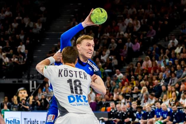 GER, DHB, Freundschaftsspiel Nationalmannschaft Deutschland vs Island 02.11.2025, SAP Garden, Muenchen, GER, DHB, Freundschaftsspiel Nationalmannschaft Deutschland vs Island, im Bild Julian Köster Koester (Deutschland 18)im Zweikampf