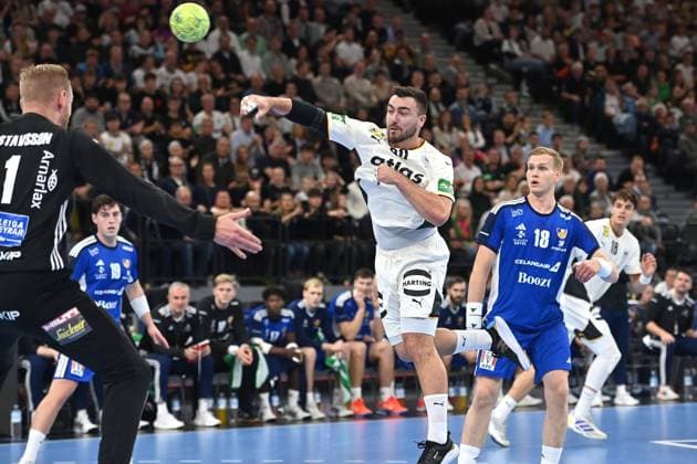 Torwurf Jannik KOHLBACHER (GER)-Aktion. Handball Laenderspiel Deutschland (GER) - Island (ISL) am 02.11.2023 SAP GARDEN Â