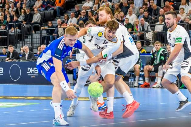 GER, DHB, Freundschaftsspiel Nationalmannschaft Deutschland vs Island 02.11.2025, SAP Garden, Muenchen, GER, DHB, Freundschaftsspiel Nationalmannschaft Deutschland vs Island, im Bild Elli??i Sn??r Vi??arsson Ellidi Snaer Vidarsson (Island 18)im Zweikampf gegen Julian Köster Koester (Deutschland 18)