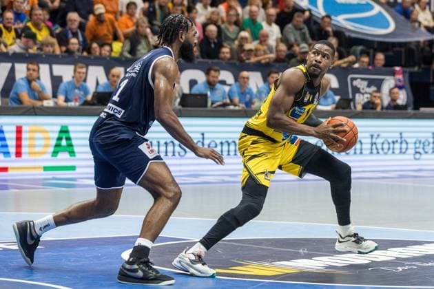 GER, easy-Credit Basketball-Bundesliga, Syntainics MBC - MHP Riesen Ludwigsburg. 02.11.2025, Stadthalle, Weißenfels, GER, easy-Credit Basketball-Bundesliga, Syntainics MBC - MHP Riesen Ludwigsburg. Yorman Polas Bartolo (MHP Riesen Ludwigsburg, 13), RJ Gunn (Syntainics MBC, 21) Â Foto Alexander Trienitz Weißenfels Stadthalle Sachsen-Anhalt Deutschland