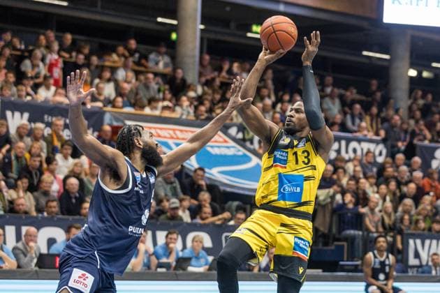 GER, easy-Credit Basketball-Bundesliga, Syntainics MBC - MHP Riesen Ludwigsburg. 02.11.2025, Stadthalle, Weißenfels, GER, easy-Credit Basketball-Bundesliga, Syntainics MBC - MHP Riesen Ludwigsburg. Yorman Polas Bartolo (MHP Riesen Ludwigsburg, 13), RJ Gunn (Syntainics MBC, 21) Â Foto Alexander Trienitz Weißenfels Stadthalle Sachsen-Anhalt Deutschland