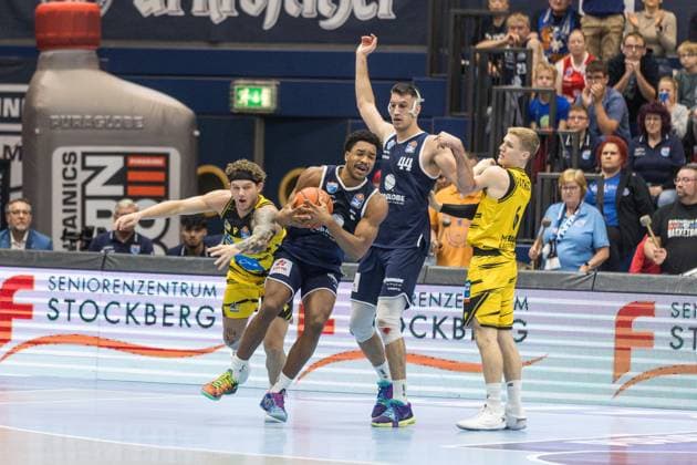 GER, easy-Credit Basketball-Bundesliga, Syntainics MBC - MHP Riesen Ludwigsburg. 02.11.2025, Stadthalle, Weißenfels, GER, easy-Credit Basketball-Bundesliga, Syntainics MBC - MHP Riesen Ludwigsburg. Marcus Foster (Syntainics MBC, 5), Jure Planinic (Syntainics MBC, 44) Â Foto Alexander Trienitz Weißenfels Stadthalle Sachsen-Anhalt Deutschland