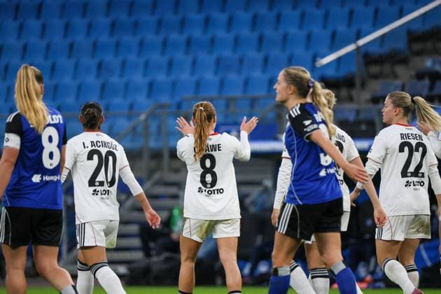 Hamburg, Deutschland 02. November 2025: 1. BL - Frauen - 2025 2026 - Hamburger SV vs. Eintracht Frankfurt Im Bild: Torschützin Lisanne Gräwe Graewe (Frankfurt), mittig im Bild, macht das Tor zum 4:0 für Frankfurt und jubelt DFB regulations prohibit any use of photographs as image sequences and or quasi-video Volksparkstadion Hamburg Copyright: xFotostandx xFantinix