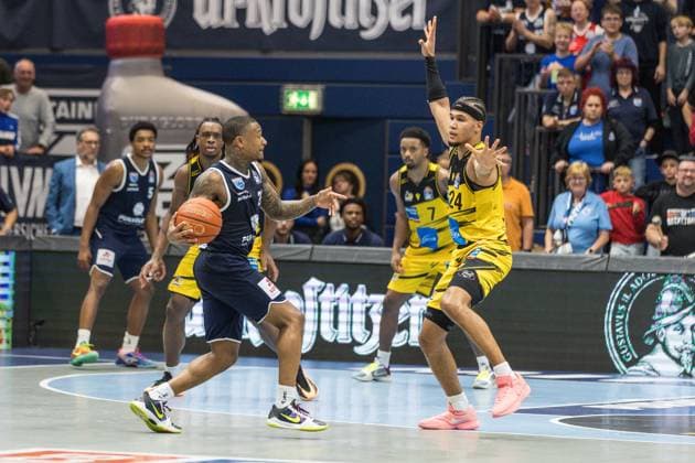 GER, easy-Credit Basketball-Bundesliga, Syntainics MBC - MHP Riesen Ludwigsburg. 02.11.2025, Stadthalle, Weißenfels, GER, easy-Credit Basketball-Bundesliga, Syntainics MBC - MHP Riesen Ludwigsburg. Charles Callison (Syntainics MBC, 23), Brandon Tischler (MHP Riesen Ludwigsburg, 24) Â Foto Alexander Trienitz Weißenfels Stadthalle Sachsen-Anhalt Deutschland
