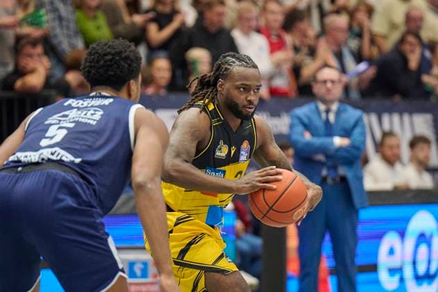 Marcus Foster (MBC, 5), Traveon Buchanan (Ludwigsburg, 2), Syntainics MBC vs. MHP Riesen Ludwigsburg, Basketball, Bundesliga, Maenner, Saison 2025 26, 6. Spieltag, 02.11.2025. Weissenfels Stadthalle Sachsen-Anhalt Deutschland