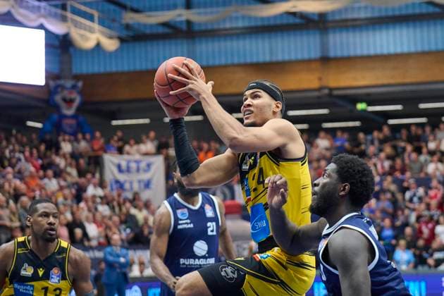 Brandon Tischler (Ludwigsburg, 24), Khyri Thomas (MBC, 0), Syntainics MBC vs. MHP Riesen Ludwigsburg, Basketball, Bundesliga, Maenner, Saison 2025 26, 6. Spieltag, 02.11.2025. Weissenfels Stadthalle Sachsen-Anhalt Deutschland