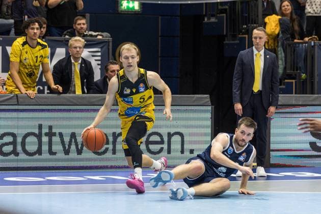 GER, easy-Credit Basketball-Bundesliga, Syntainics MBC - MHP Riesen Ludwigsburg. 02.11.2025, Stadthalle, Weißenfels, GER, easy-Credit Basketball-Bundesliga, Syntainics MBC - MHP Riesen Ludwigsburg. Toms Skuja (MHP Riesen Ludwigsburg, 5), Spencer Reaves (Syntainics MBC, 31) Â Foto Alexander Trienitz Weißenfels Stadthalle Sachsen-Anhalt Deutschland