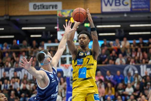 Jure Planinic (MBC, 44), Elijah Hughes (Ludwigsburg, 7), Syntainics MBC vs. MHP Riesen Ludwigsburg, Basketball, Bundesliga, Maenner, Saison 2025 26, 6. Spieltag, 02.11.2025. Weissenfels Stadthalle Sachsen-Anhalt Deutschland