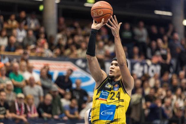 GER, easy-Credit Basketball-Bundesliga, Syntainics MBC - MHP Riesen Ludwigsburg. 02.11.2025, Stadthalle, Weißenfels, GER, easy-Credit Basketball-Bundesliga, Syntainics MBC - MHP Riesen Ludwigsburg. Brandon Tischler (MHP Riesen Ludwigsburg, 24) bei einem Freiwurf Â Foto Alexander Trienitz Weißenfels Stadthalle Sachsen-Anhalt Deutschland