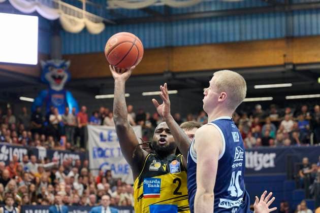 Traveon Buchanan (Ludwigsburg, 2), Collin Welp (MBC, 40), Syntainics MBC vs. MHP Riesen Ludwigsburg, Basketball, Bundesliga, Maenner, Saison 2025 26, 6. Spieltag, 02.11.2025. Weissenfels Stadthalle Sachsen-Anhalt Deutschland