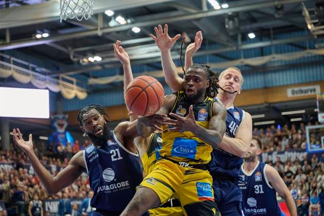 RJ Gunn (MBC, 21), Traveon Buchanan (Ludwigsburg, 2), Collin Welp (MBC, 40), Syntainics MBC vs. MHP Riesen Ludwigsburg, Basketball, Bundesliga, Maenner, Saison 2025 26, 6. Spieltag, 02.11.2025. Weissenfels Stadthalle Sachsen-Anhalt Deutschland