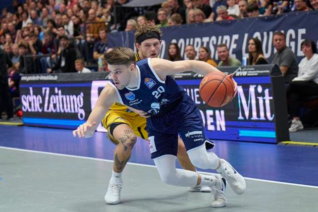 Perttu Blomgren (MBC, 20), Booker Coplin (Ludwigsburg, 9), Syntainics MBC vs. MHP Riesen Ludwigsburg, Basketball, Bundesliga, Maenner, Saison 2025 26, 6. Spieltag, 02.11.2025. Weissenfels Stadthalle Sachsen-Anhalt Deutschland