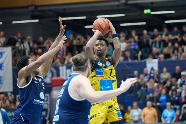 Marcus Foster (MBC, 5), John Bryant (MBC, 54), Elijah Hughes (Ludwigsburg, 7), Syntainics MBC vs. MHP Riesen Ludwigsburg, Basketball, Bundesliga, Maenner, Saison 2025 26, 6. Spieltag, 02.11.2025. Weissenfels Stadthalle Sachsen-Anhalt Deutschland