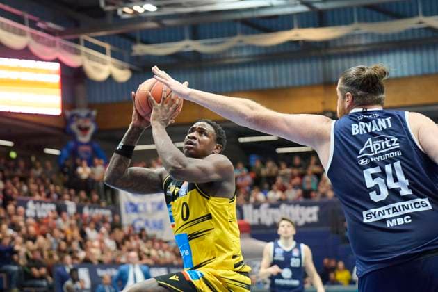 Babacar Sane (Ludwigsburg, 0), John Bryant (MBC, 54), Syntainics MBC vs. MHP Riesen Ludwigsburg, Basketball, Bundesliga, Maenner, Saison 2025 26, 6. Spieltag, 02.11.2025. Weissenfels Stadthalle Sachsen-Anhalt Deutschland