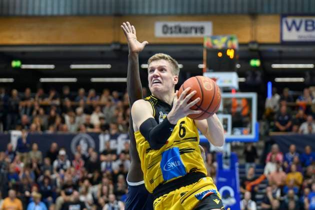 Johannes Patrick (Ludwigsburg, 6), Khyri Thomas (MBC, 0), Syntainics MBC vs. MHP Riesen Ludwigsburg, Basketball, Bundesliga, Maenner, Saison 2025 26, 6. Spieltag, 02.11.2025. Weissenfels Stadthalle Sachsen-Anhalt Deutschland