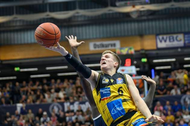 Johannes Patrick (Ludwigsburg, 6), Khyri Thomas (MBC, 0), Syntainics MBC vs. MHP Riesen Ludwigsburg, Basketball, Bundesliga, Maenner, Saison 2025 26, 6. Spieltag, 02.11.2025. Weissenfels Stadthalle Sachsen-Anhalt Deutschland