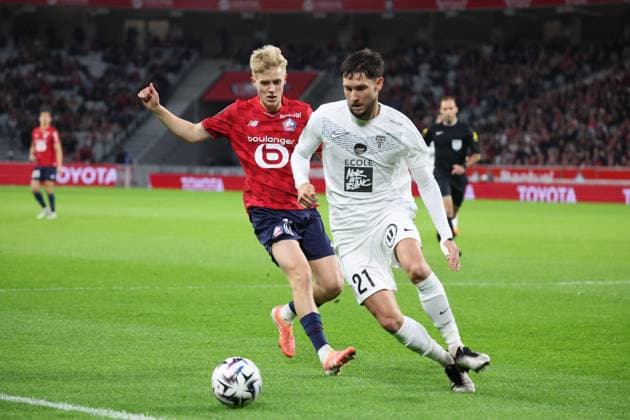 FOOTBALL : LOSC Lille vs Angers - Ligue 1 J11 - 02 11 2025 Jordan LEFORT (Angers SCO) et Hakon HARALDSSON (LOSC Lille) lors du match LOSC Lille vs Angers, Ligue 1 J11, Decathlon Arena stade Pierre Mauroy, le 2 novembre 2025 - photo Laurent Sanson PsnewZ  Copyright: xLaurentxSANSONx xPsnewZx