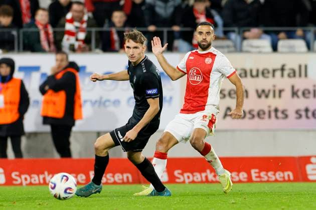 Fußball 3. Liga 13. Spieltag Rot-Weiss Essen - 1. FC Schweinfurt am 02.11.2025 im Stadion an der Hafenstraße in Essen Ramin Safi ( Rot-Weiss Essen )