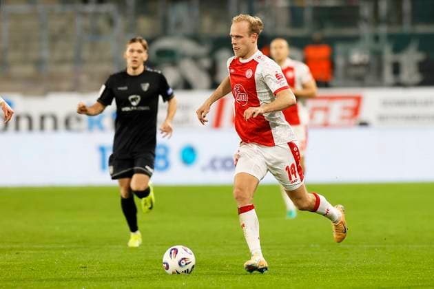 Fußball 3. Liga 13. Spieltag Rot-Weiss Essen - 1. FC Schweinfurt am 02.11.2025 im Stadion an der Hafenstraße in Essen Lukas Brumme ( Rot-Weiss Essen )