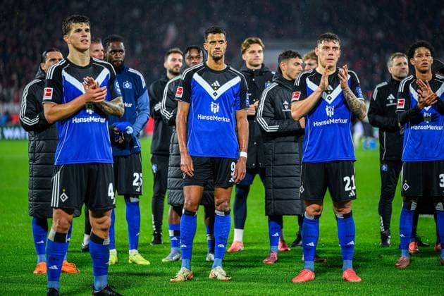 Fußball I Herren I Saison 2025-2026 I Bundesliga I 9. Spieltag I 1. FC Köln - Hamburger SV I 02.11.2025 Luka Vuskovic (44, Hamburger SV), Robert Glatzel (9, Hamburger SV), Nicolai Remberg (21, Hamburger SV) Köln Rheinenergiestadion Nordrhein-Westfalen Deutschland Copyright: xLobecax xHenningxRohlfsx