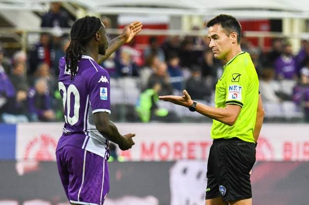 Moise Kean (Fiorentina) talks with Referee Antonio Rapuano during ACF Fiorentina vs US Lecce, Italian soccer Serie A match in Florence, Italy, November 02 2025  Copyright: xFabioxFagiolini IPAxSportx xipa-agency.netx xx IPA_67404009 IPA_Agency_IPA67404009