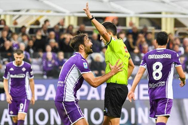 Luca Ranieri (Fiorentina) talks with Referee Antonio Rapuano during ACF Fiorentina vs US Lecce, Italian soccer Serie A match in Florence, Italy, November 02 2025  Copyright: xFabioxFagiolini IPAxSportx xipa-agency.netx xx IPA_67404022 IPA_Agency_IPA67404022