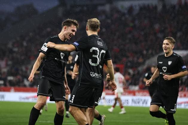 02.11.2025, Fussball, Herren, 3. Liga 13. Spieltag Saison 2025 2026: Rot-Weiss Essen - FC Schweinfurt 05 Von links: Torjubel durch Nick Doktorczyk (FC Schweinfurt 05, 02), Torschütze Johannes Geis (FC Schweinfurt 05, 30) und Sebastian Müller (FC Schweinfurt 05, 37)