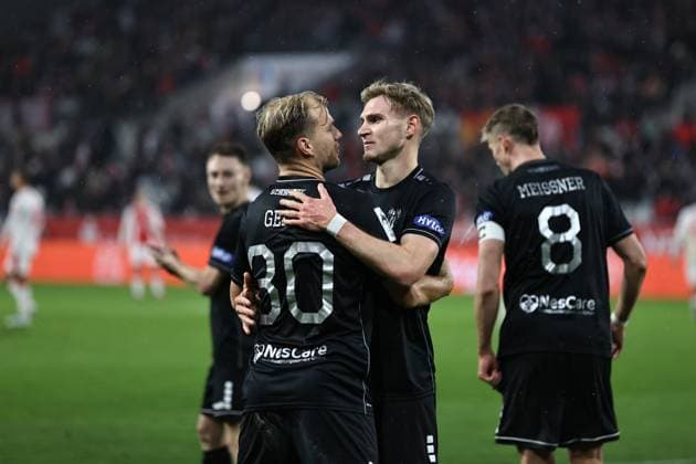 02.11.2025, Fussball, Herren, 3. Liga 13. Spieltag Saison 2025 2026: Rot-Weiss Essen - FC Schweinfurt 05 Von links: Torjubel durch Torschütze Johannes Geis (FC Schweinfurt 05, 30) und Jakob Tranziska (FC Schweinfurt 05, 17)