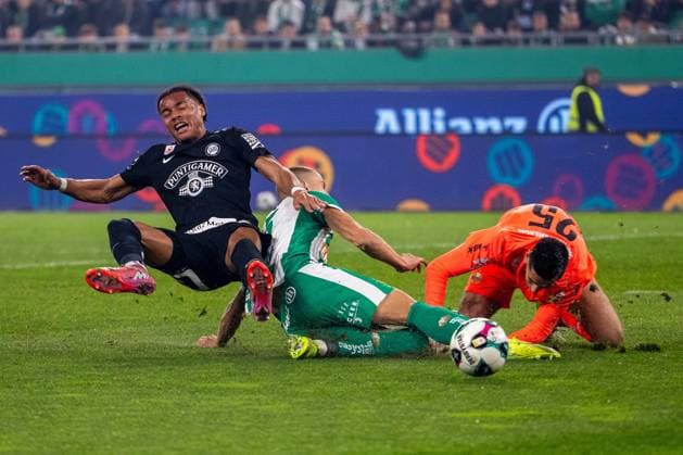 SOCCER - BL, Rapid vs Sturm VIENNA,AUSTRIA,02.NOV.25 - SOCCER - ADMIRAL Bundesliga, SK Rapid Wien vs SK Sturm Graz. Image shows Axel Kayombo (Sturm), Nenad Cvetkovic and Paul Gartler (Rapid).  GEPAxpictures xPhilippxBrem