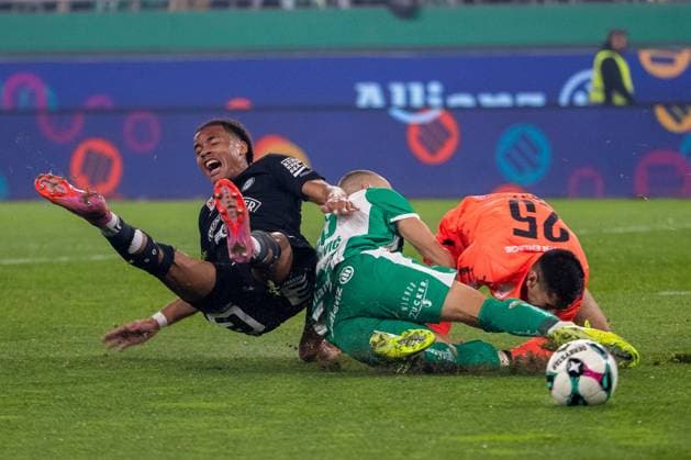 SOCCER - BL, Rapid vs Sturm VIENNA,AUSTRIA,02.NOV.25 - SOCCER - ADMIRAL Bundesliga, SK Rapid Wien vs SK Sturm Graz. Image shows Axel Kayombo (Sturm), Nenad Cvetkovic and Paul Gartler (Rapid).  GEPAxpictures xPhilippxBrem