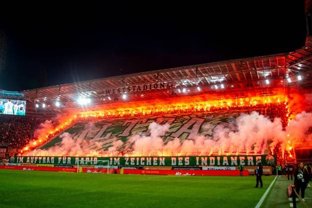 SOCCER - BL, Rapid vs Sturm VIENNA,AUSTRIA,02.NOV.25 - SOCCER - ADMIRAL Bundesliga, SK Rapid Wien vs SK Sturm Graz. Image shows fans of Rapid with bengal fires and a banner.  GEPAxpictures xPhilippxBrem