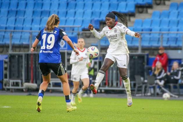 02.11.2025, xgrfx, Fussball Google Pixel Frauen-Bundesliga, Hamburger SV - Eintracht Frankfurt v.l. Victoria Schulz (Hamburger SV), Nicole Anyomi (Eintracht Frankfurt) (DFL DFB REGULATIONS PROHIBIT ANY USE OF PHOTOGRAPHS as IMAGE SEQUENCES and or QUASI-VIDEO) Hamburg
