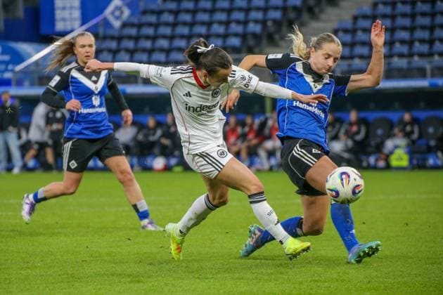 02.11.2025, xgrfx, Fussball Google Pixel Frauen-Bundesliga, Hamburger SV - Eintracht Frankfurt v.l. Hayley Raso (Eintracht Frankfurt) , Pauline Machtens (Hamburger SV) (DFL DFB REGULATIONS PROHIBIT ANY USE OF PHOTOGRAPHS as IMAGE SEQUENCES and or QUASI-VIDEO) Hamburg