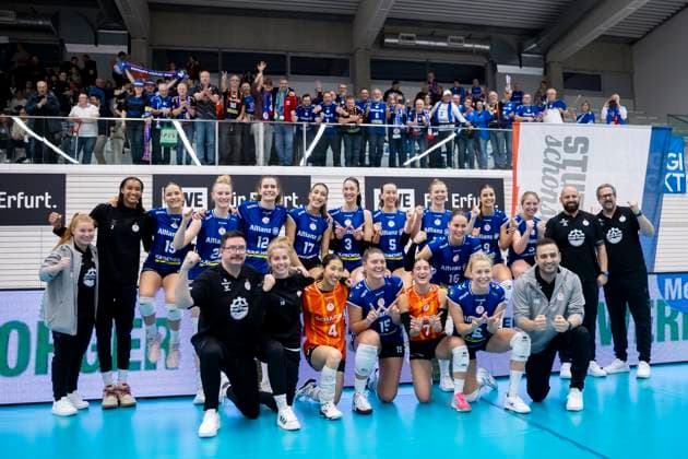 1. Volleyball Bundesliga Frauen: Schwarz-Weiss Erfurt vs. Allianz MTV Stuttgart; Erfurt; 02.11.2025 Siegerfoto Allianz MTV Stuttgart 1. Volleyball Bundesliga Frauen: Schwarz-Weiss Erfurt vs. Allianz MTV Stuttgart; Riethsporthalle Erfurt; 02.11.2025 Copyright: xBEAUTIFULxSPORTS Duehringx