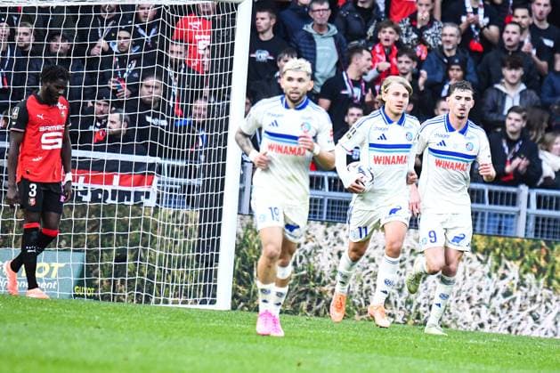 FOOTBALL : Stade Rennais vs RC Strasbourg - Ligue 1 - JournÃ e 11 - 02 11 2025 Joie des joueurs du RC de Strasbourg aprÃ s le but de Sebastien Nansi (RC Strasbourg) RennesFrance  Copyright: xBaptistexAutissierx