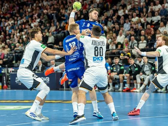 Elvar Oern Joensson (Island, 09) wirft aus dem Rueckraum, Deutschland vs. Island, Handball, Laenderspiel, Herren, Spielzeit 2025 2026, 02.11.2025, Deutschland vs. Island, Handball, Laenderspiel, Herren, Spielzeit 2025 2026, 02.11.2025 Muenchen Copyright: xEibner-Pressefoto MichaelxSchmidx EP_MST