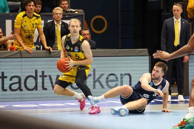 Toms Skuja (MHP Riesen Ludwigsburg, 05) am Ball, setzt sich gegen Spencer Reaves (SYNTAINICS MBC, 31) durch, Syntainics MBC vs. MHP Riesen Ludwigsburg, Basketball, easycredit Basketball Bundesliga, 6. Spieltag, Saison 2025 2026, 02.11.2025, Syntainics MBC vs. MHP Riesen Ludwigsburg, Basketball, easycredit Basketball Bundesliga, 6. Spieltag, Saison 2025 2026, 02.11.2025 Weissenfels Copyright: xEibner-Pressefoto LauraxRoemerx EP_LRR
