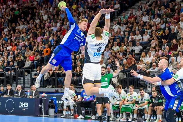 GER, DHB, Freundschaftsspiel Nationalmannschaft Deutschland vs Island 02.11.2025, SAP Garden, Muenchen, GER, DHB, Freundschaftsspiel Nationalmannschaft Deutschland vs Island, im Bild G’sli ??orgeir Kristj‡nsson Gisli Thorgeir Kristjansson (Island 10)im Zweikampf gegen Johannes Golla (Deutschland 4)