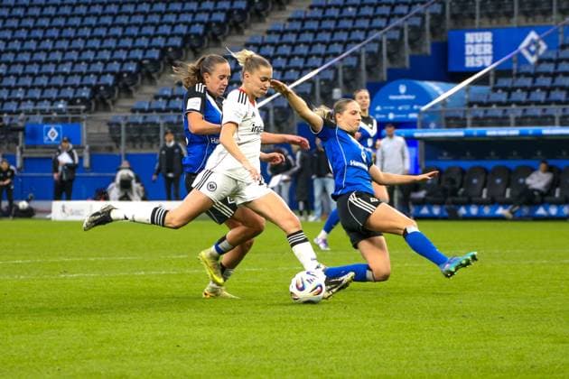 02.11.2025, xgrfx, Fussball Google Pixel Frauen-Bundesliga, Hamburger SV - Eintracht Frankfurt v.l. Tor, Laura Freigang (Eintracht Frankfurt) (DFL DFB REGULATIONS PROHIBIT ANY USE OF PHOTOGRAPHS as IMAGE SEQUENCES and or QUASI-VIDEO) Hamburg
