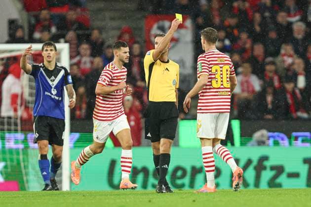 Marius Bülter (1. FC Koeln) erhaelt die gelbe Karte waehrend des spiels der Bundesliga zwischen 1. FC Köln und Hamburger SV, RheinEnergieSTADION am 02. November 2025 in Köln, Deutschland. (Foto von Oliver Kaelke DeFodi Images) +++ Marius Bülter (1. FC Koeln) gets the yellow card during the Bundesliga match between 1. FC Köln and Hamburger SV at RheinEnergieSTADION on November 2, 2025 in Köln, Germany. (Photo by Oliver Kaelke DeFodi Images) DFL regulations prohibit any use of photographs as image sequences and or quasi-video. (Photo by Oliver Kaelke DeFodi Images) Marius Bülter 1 FC Koeln erhaelt die gelbe Karte waehrend des spiels der Bundesliga zwischen 1 FC Köln und Hamburger SV, RheinEnergieSTADION am 02 November 2025 in Köln, Germany Photo by Oliver Kaelke DeFodi Images Marius Bülter 1 FC Koeln gets the yellow card during the Bundesliga match between 1 FC Köln and Hamburger SV at RheinEnergieSTADION on November 2, 2025 in Köln, Germany Photo by Oliver Kaelke DeFodi Images DFL regulations prohibit any use of photographs as image sequences and or quasi video Photo by Oliver Kaelke DeFodi Images