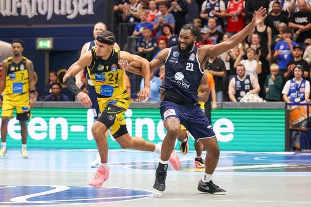Brandon Tischler (MHP Riesen Ludwigsburg, 24) Zweikampf, Duell, Kampf mit RJ Gunn (SYNTAINICS MBC, 21), wird gehalten, Syntainics MBC vs. MHP Riesen Ludwigsburg, Basketball, easycredit Basketball Bundesliga, 6. Spieltag, Saison 2025 2026, 02.11.2025, Syntainics MBC vs. MHP Riesen Ludwigsburg, Basketball, easycredit Basketball Bundesliga, 6. Spieltag, Saison 2025 2026, 02.11.2025 Weissenfels Copyright: xEibner-Pressefoto LauraxRoemerx EP_LRR