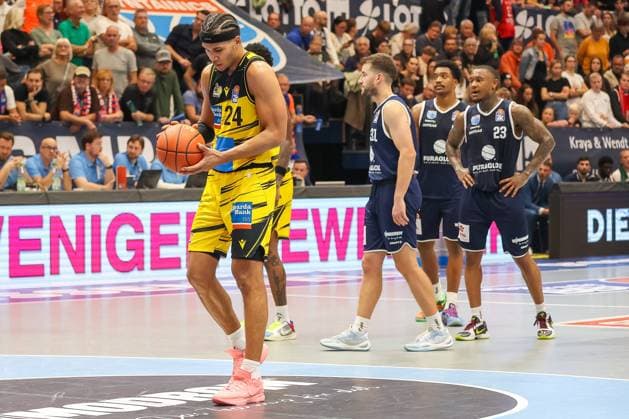Brandon Tischler (MHP Riesen Ludwigsburg, 24) macht sich bereit fuer Freiwurf, Syntainics MBC vs. MHP Riesen Ludwigsburg, Basketball, easycredit Basketball Bundesliga, 6. Spieltag, Saison 2025 2026, 02.11.2025, Syntainics MBC vs. MHP Riesen Ludwigsburg, Basketball, easycredit Basketball Bundesliga, 6. Spieltag, Saison 2025 2026, 02.11.2025 Weissenfels Copyright: xEibner-Pressefoto LauraxRoemerx EP_LRR