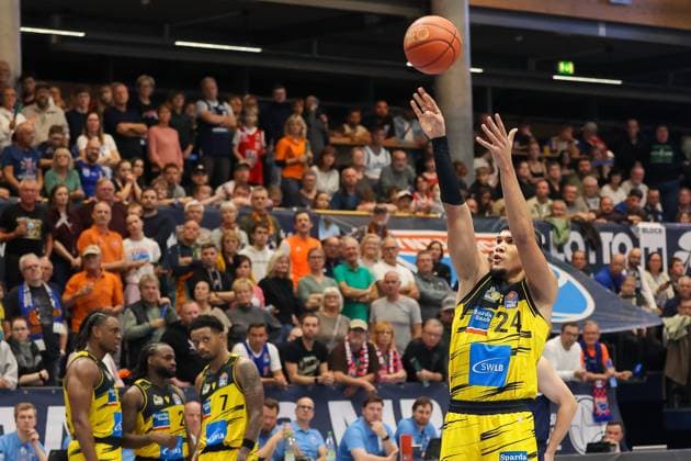 Brandon Tischler (MHP Riesen Ludwigsburg, 24) wirft den Ball, Freiwurf, Syntainics MBC vs. MHP Riesen Ludwigsburg, Basketball, easycredit Basketball Bundesliga, 6. Spieltag, Saison 2025 2026, 02.11.2025, Syntainics MBC vs. MHP Riesen Ludwigsburg, Basketball, easycredit Basketball Bundesliga, 6. Spieltag, Saison 2025 2026, 02.11.2025 Weissenfels Copyright: xEibner-Pressefoto LauraxRoemerx EP_LRR