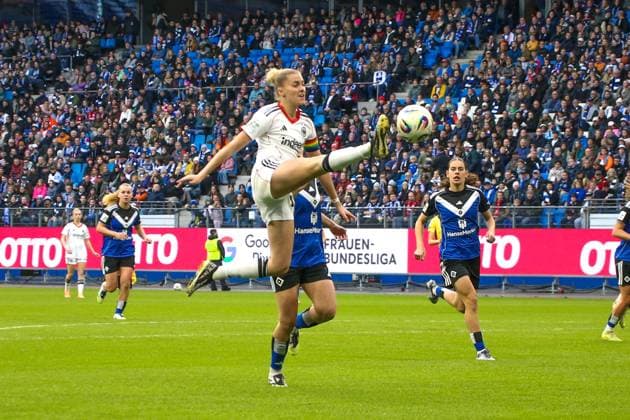 02.11.2025, xgrfx, Fussball Google Pixel Frauen-Bundesliga, Hamburger SV - Eintracht Frankfurt v.l. Laura Freigang (Eintracht Frankfurt) (DFL DFB REGULATIONS PROHIBIT ANY USE OF PHOTOGRAPHS as IMAGE SEQUENCES and or QUASI-VIDEO) Hamburg